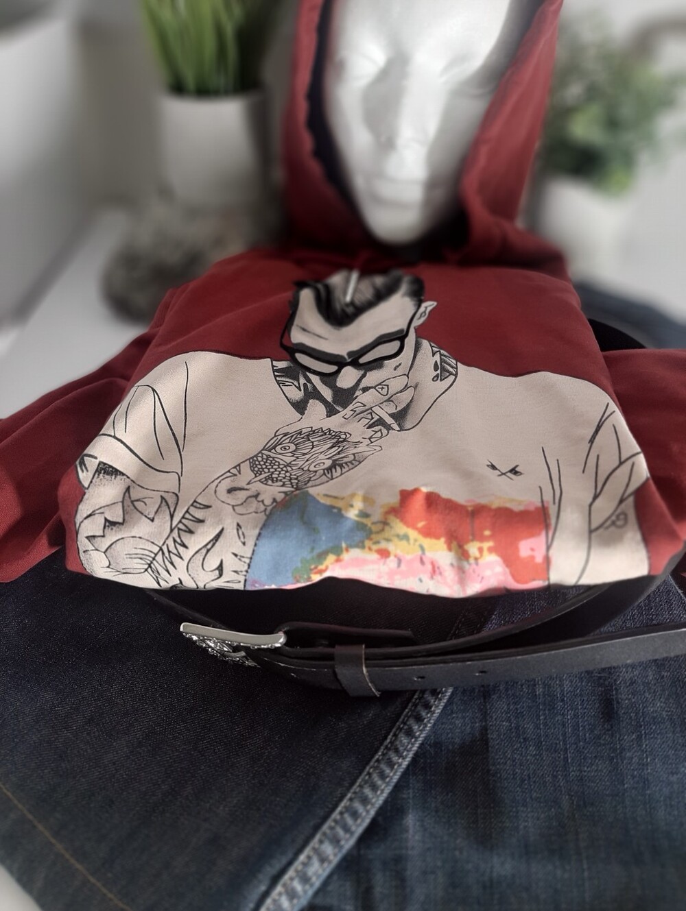 Graphic Sweatshirt Hoodie Maroon Large Cool Guy with Tattoos